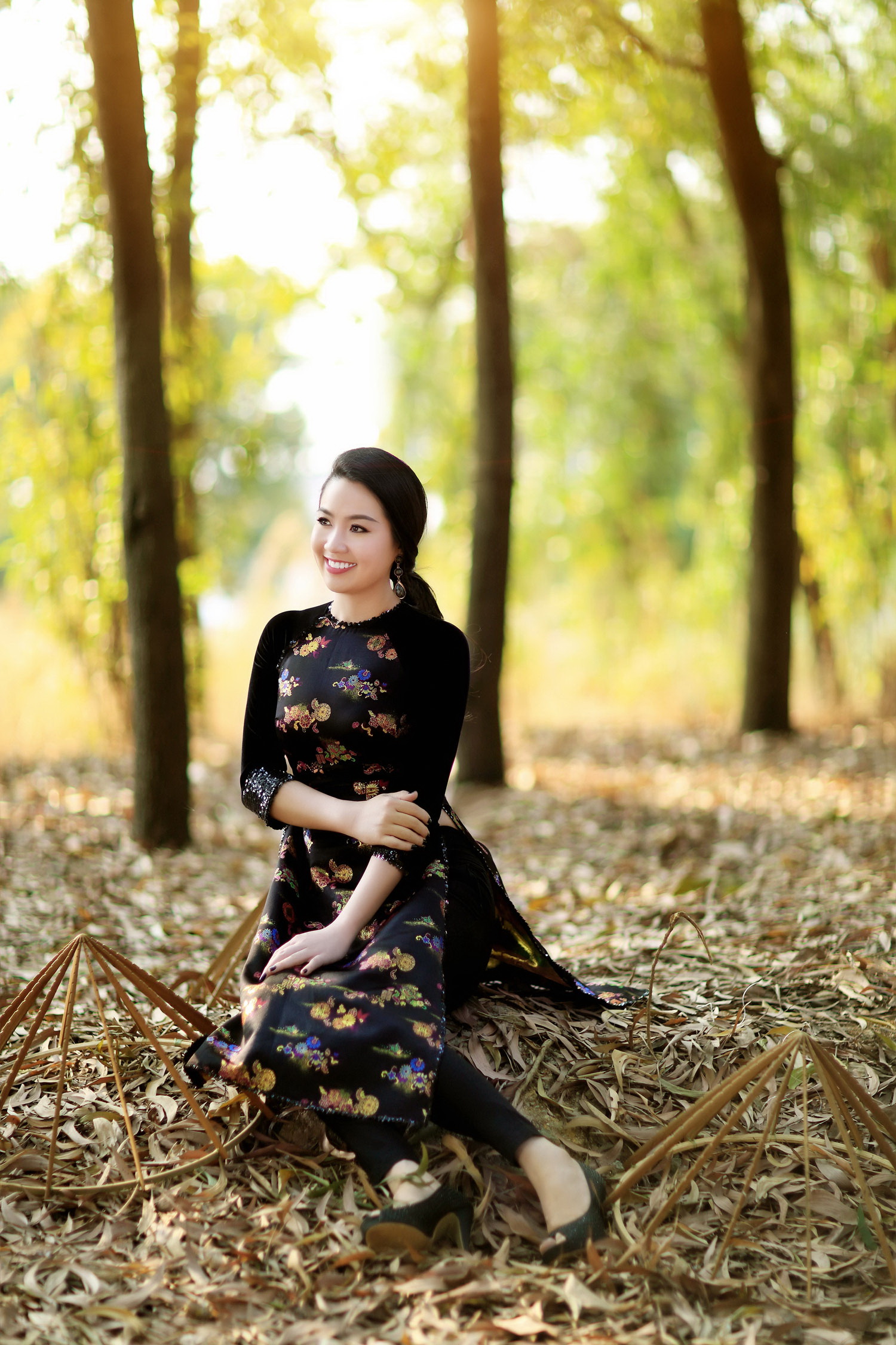 Lê[-]Khánh[-]"đa[-]sắc"[-]trong[-]trang[-]phục[-]áo[-]dài[-]của[-]NTK[-]Việt[-]Hùng